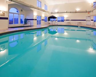 Crossings by GrandStay Inn and Suites - Montevideo - Piscina