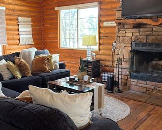 Starlight cabin cozy getaway - Happy Jack - Living room