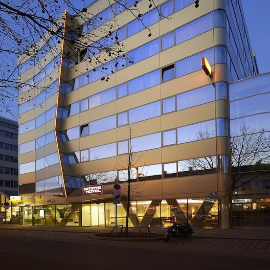 Simm's Hotel image 1