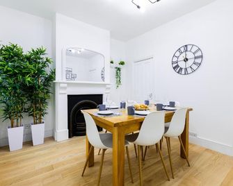 Stunning City Centre House With Hot Tub & Cinema Room - Норвіч - Їдальня