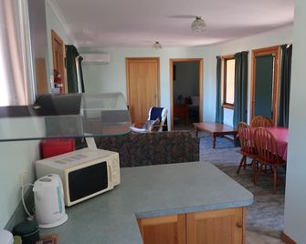Cherry Top Farmstay - Boutique Eco Village - Launceston - Living room