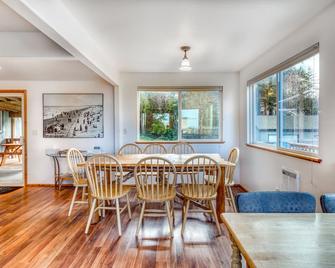 Hats House - Coos Bay - Dining room