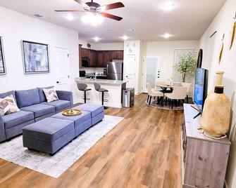 New Modern Cozy Urban Home Near Top Attractions - Helotes - Living room