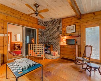 Cozy cottage with fireplace, close to North Conway and all winter activities! - Conway - Wohnzimmer