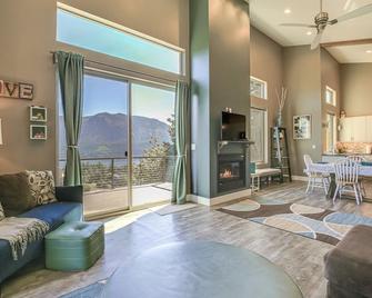 Gorge Retreat - Modern Carson Home with Mtn Views! - Carson - Living room