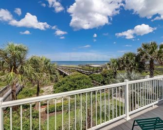 Dog Friendly Oceanfront Beach House by RedAwning - Fernandina Beach - Balcón