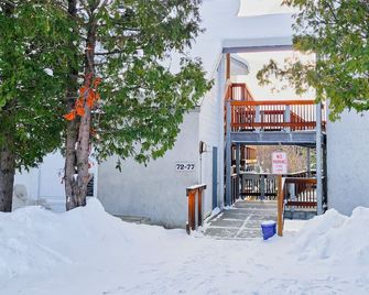 Mountain-view condo with fireplace, 3 pools, hot tub, tennis & gym - near skiing - Warren - Building