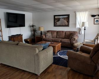 Gorgeous Lake Front. Private Dock. Family Getaway. Lake Ozarks. - Sunrise Beach - Sala de estar