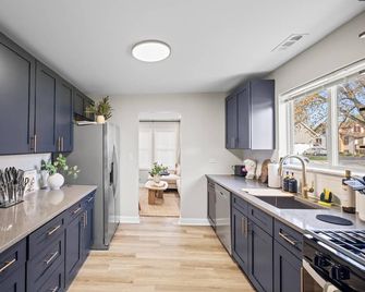 Charming Crystal Lake Retreat - Crystal Lake - Kitchen