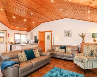 Teal Lodge - Lincoln - Living room