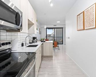 Uptown Apt | Near Lake Bde Mka, Downtown & Museums - Minneapolis - Kitchen