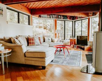 Contemporary waterfront house with private dock & kayaks! - Chestertown - Obývací pokoj