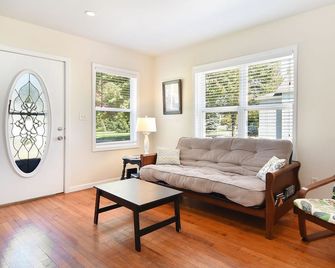 Bluffton Beach House - Muskegon - Living room