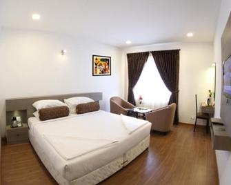 Varaha Valley Hotel - Kodaikanal - Bedroom