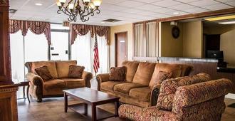 Baymont by Wyndham Youngstown - Youngstown - Living room