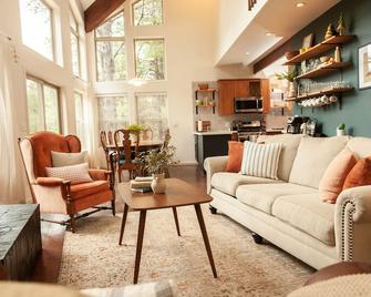 The Toho-Tally Toho-Tel - Flagstaff - Living room