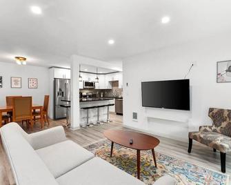 Hillside in Seattle - updated and well appointed. - Seattle - Sala de estar