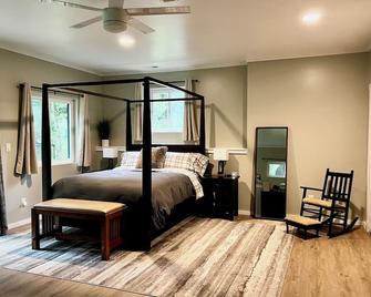 Beautiful new home in Elkhorn, at Lake Wandawega. - Elkhorn - Bedroom