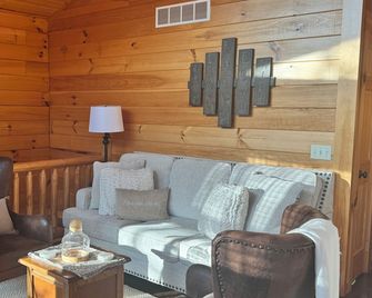 Peaceful Secluded Cabin Retreat 42 Acres, Pond, Hiking Trails Near Tappan Lake - Scio - Sala de estar