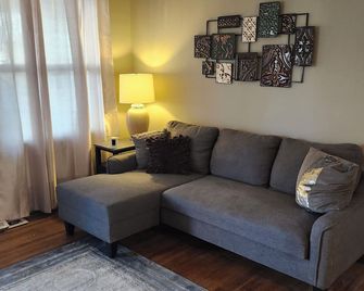 Charming comfortable Mid- term 2-bedroom house with WiFi, Wichita - Wichita - Living room