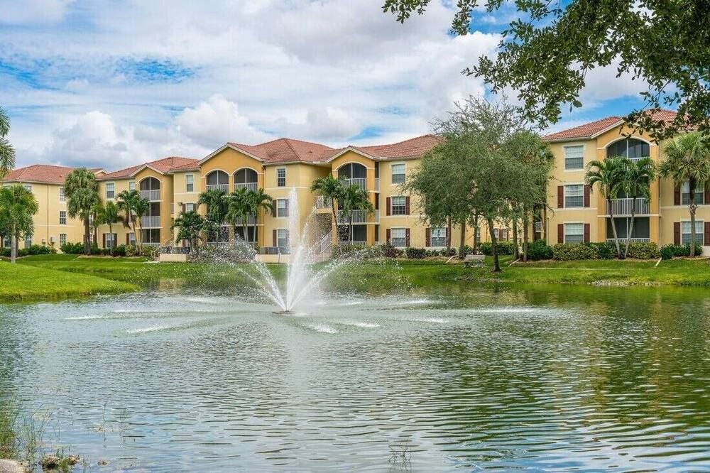 Renovated | Resort Like Condo | Salt Water Pool | Fort Myers - פורט מאיירס - בניין