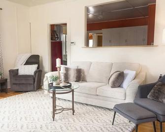 Countryside Comfortable and Stunning Spacious House - Smooth Rock Falls - Living room