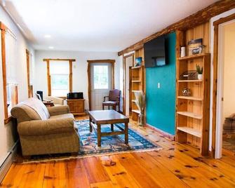 Cozy Trails Cottage in Oconto County direct access to snowmobile/UTV trails! - Mountain - Sala de estar