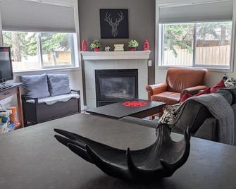 Out Of Bounds - 2bed/1bath Condo Near Banff Park Gate - Harvie Heights - Sala de estar