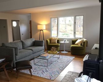 Red House On The Hill- A Modern Catskills Getaway With Hot Tub - Shandaken - Living room