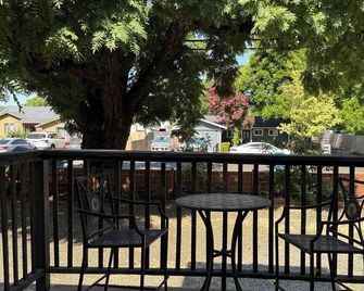 Spacious 3 Bedroom Home with yard, pet friendly & sleeps 6! - Oroville - Балкон