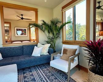 Hill top pool house villa, panoramic observation deck, spa, botanical sanctuary - Fallbrook - Living room