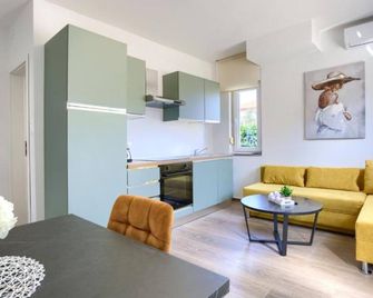 Mons - Pula - Sala de estar