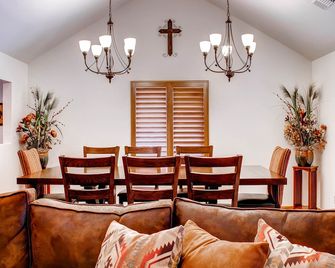 Hacienda in Solitude Vineyard - Paso Robles - Dining room