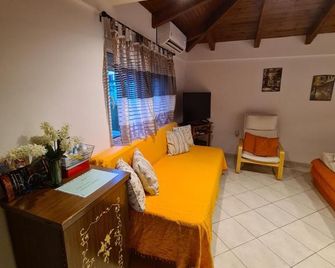 Semelia & Maria's Guest House - Spacious Stay for 3 - Spata - Living room