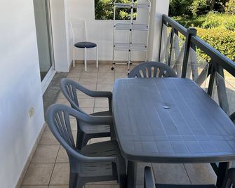 T2 apartment near bay, beach and town center (pets welcome) - إنداي - شرفة