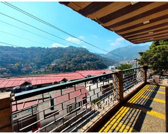 Goroomgo Vinayak Lake View Near Mall Road Nainital - נאיניטל - מרפסת