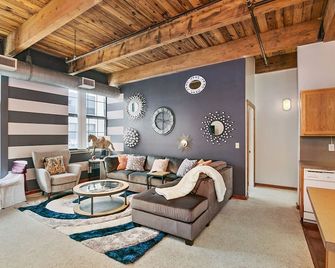 2 bedrooms Resort style condo with POOL and Jacuzzi, Roof Top. River Boardwalk - Grand Rapids - Living room