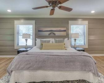 Lakeside Family Escape-Modern log home in secluded cove w/pvt. dock, Sleeps 12 - Lynchburg - Habitación