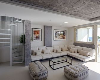 Casa Pirulo Sea View by Caleta Homes - מלאגה - סלון
