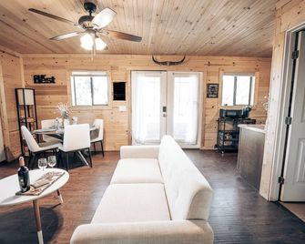 Camp Gnaw: A bite-sized Wilderness Retreat - Williams - Living room