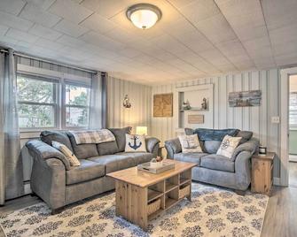 Buttermilk Cottage in Cape Cod Steps to Beach - Wareham - Living room