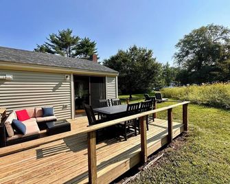 Newly renovated 2-bedroom cottage conveniently located with all the amenities! - Camden - Patio