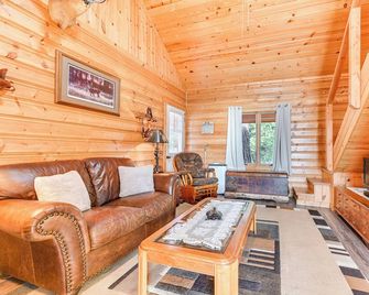 Secluded Bigfork Cabin with Canoes and Views! - Bigfork - Soggiorno