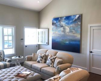 The Sandbox! Completely renovated in-town 3br, 2+ bath with pool & poolhouse. - Bridgehampton - Pokój dzienny
