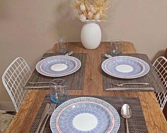 Blue View Apartment - Himarë - Comedor