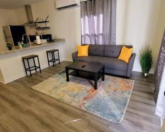 Lakewood Lyon Park Renovated Cottage Near Duke 28A - Durham - Living room