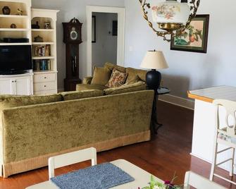 Central Florida Crooked Lake Cottage - Babson Park - Living room