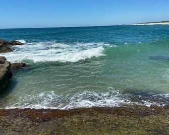 House with swimming pool on the seafront. Air conditioning and TV in all rooms. - Sao Francisco do Sul - Plaża