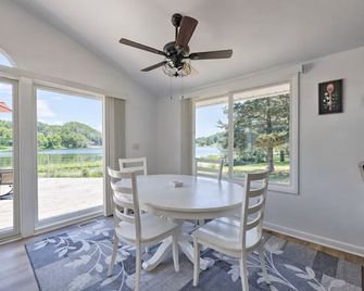 Lakefront Retreat Sleeps 12! Golf & Nature Escape - Fremont - Comedor