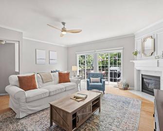 3br Townhome Quiet Family Area In South Park W/ Balcony, Bbq, Work Space, & Wifi - Charlotte